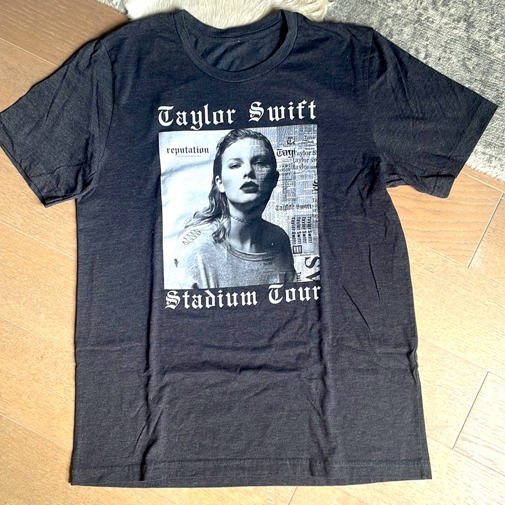 Hey Swifties!! Taylor Swift Reputation Tour concert tee!